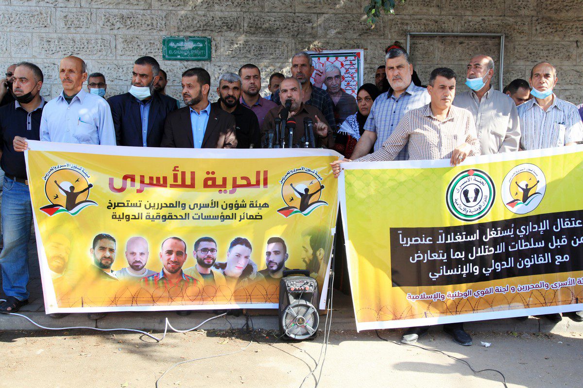 Os habitantes de Gaza participam de um protesto em solidariedade aos prisioneiros em greve de fome nas prisões israelenses, em 25 de outubro de 2021 [Youssef Abu Watfa/ApaImages]
