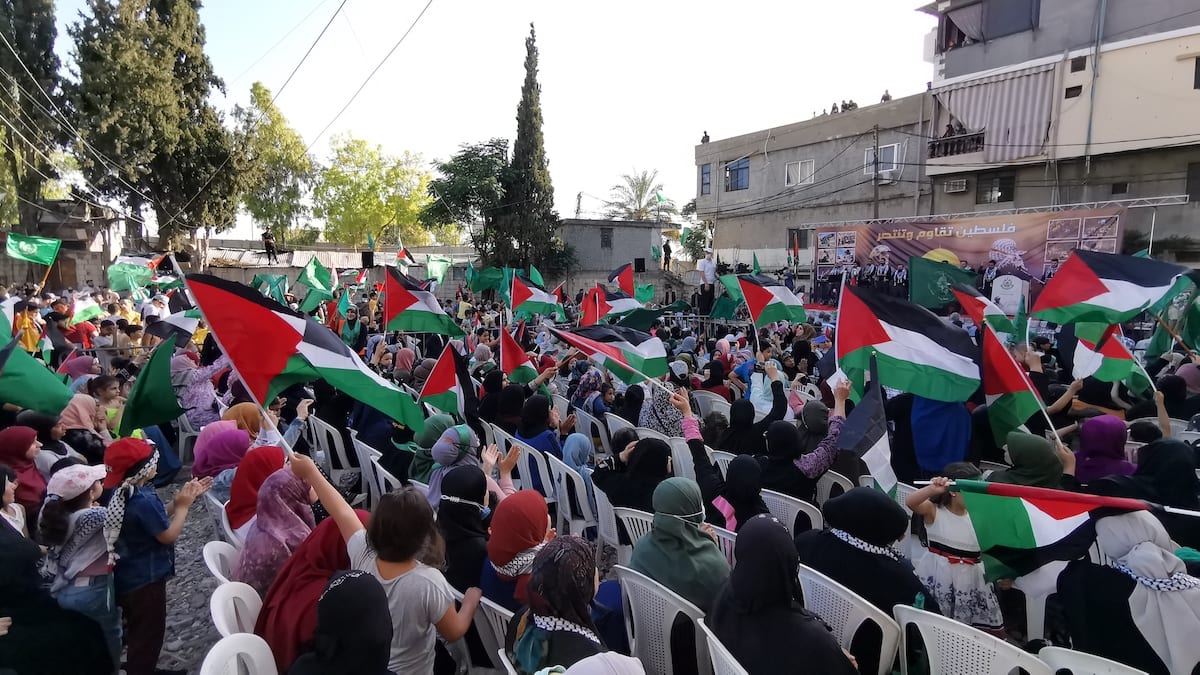 Refugiados palestinos seguram bandeiras palestinas durante uma manifestação de apoio aos palestinos de Gaza, no Campo de Refugiados Ain al-Hilweh em Sidon, Líbano, em 30 de maio de 2021 [Ali Hankir /Agência Anadolu]
