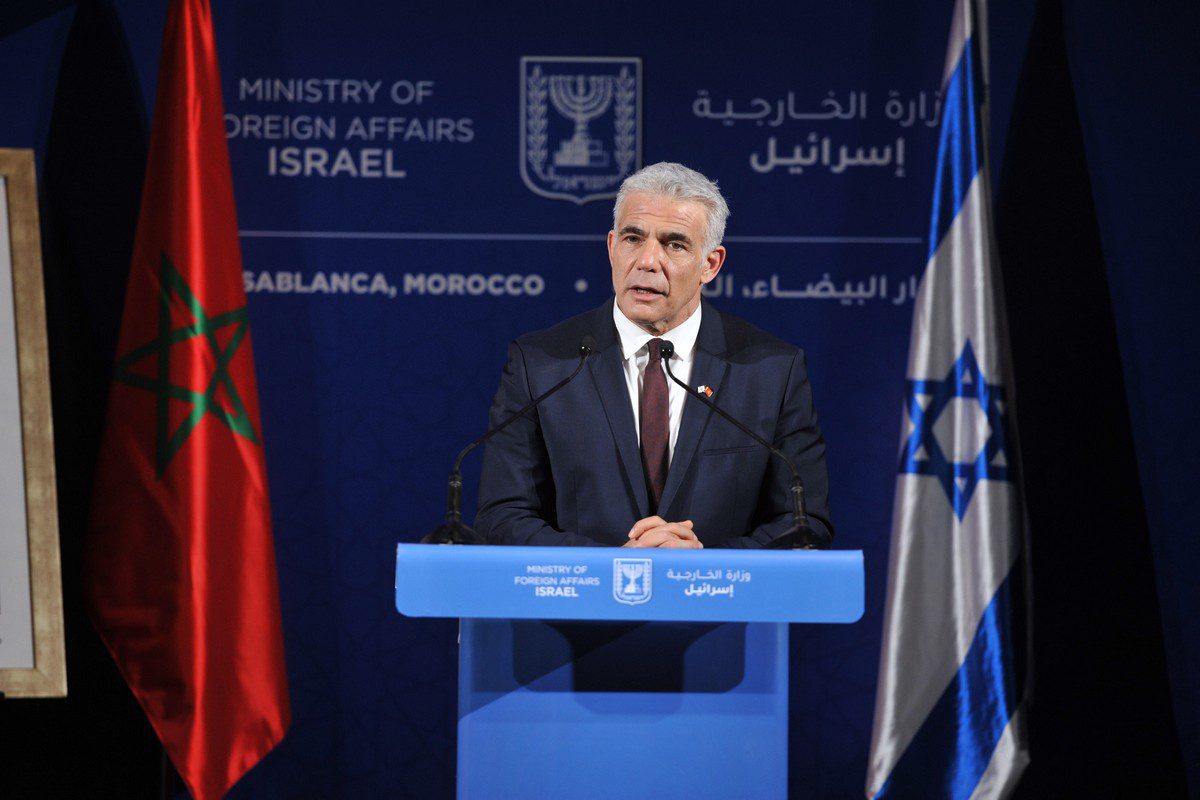 Ministro de Relações Exteriores de Israel Yair Lapid realiza entrevista coletiva em Casablanca, Marrocos, 12 de agosto de 2021 [Jalal Morchidi/Agência Anadolu]
