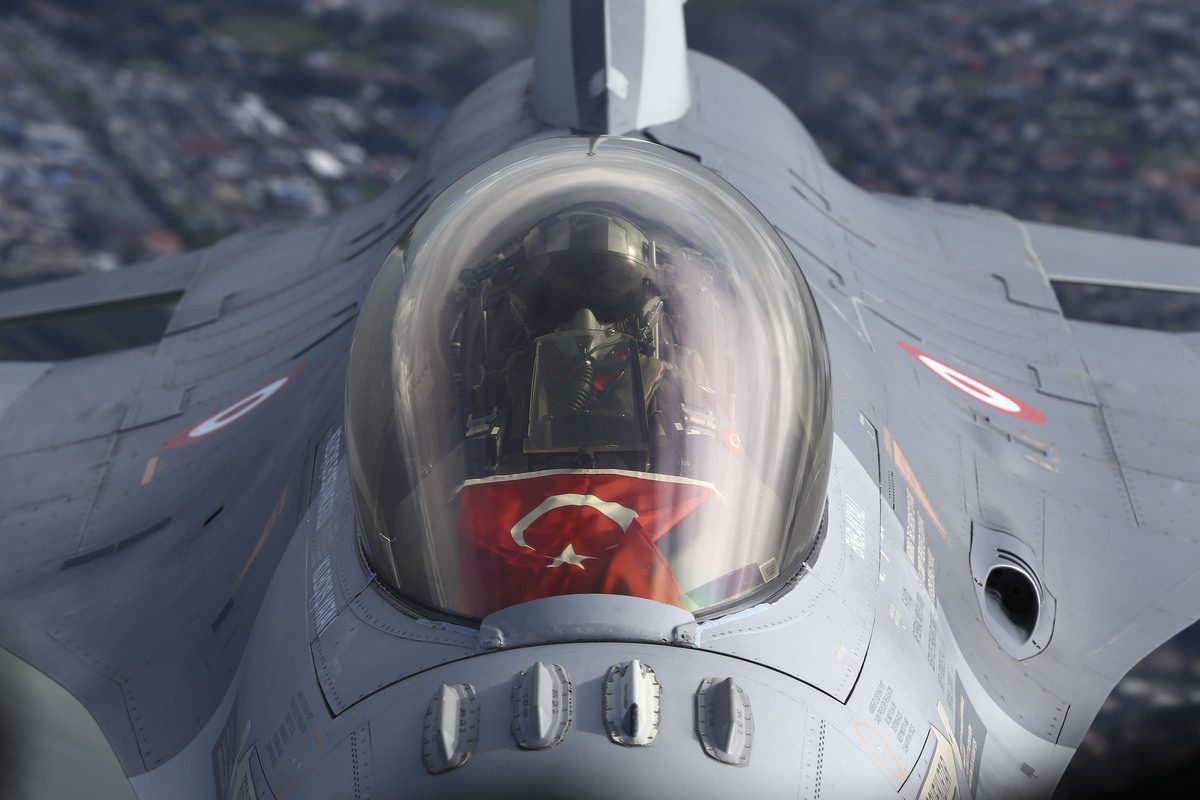 Caça F-16 turco, em 27 de agosto de 2021 [Cüneyt Karadağ/Agência Anadolu]
