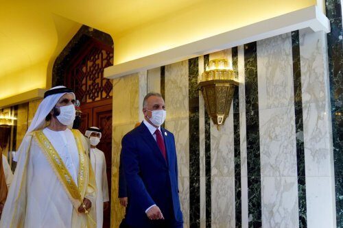 O vice-presidente dos Emirados Árabes, Mohammed bin Rashid Al Maktoum [à esq.], é recebido pelo primeiro-ministro iraquiano, Mustafa Al-Kadhimi, no aeroporto de Bagdá em Bagdá, Iraque, em 28 de agosto de 2021 [Sala de Imprensa do primeiro-ministro iraquiano/Agência Anadolu]