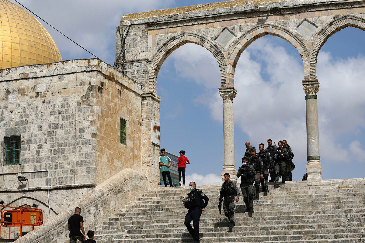 Palestinos fazem uma demonstração de solidariedade aos prisioneiros palestinos que enfrentam repressão nas prisões israelenses, no Masjid Al Aqsa, Jerusalém, em 10 de setembro de 2021 [Mostafa Alkharouf/Agência Anadolu]
