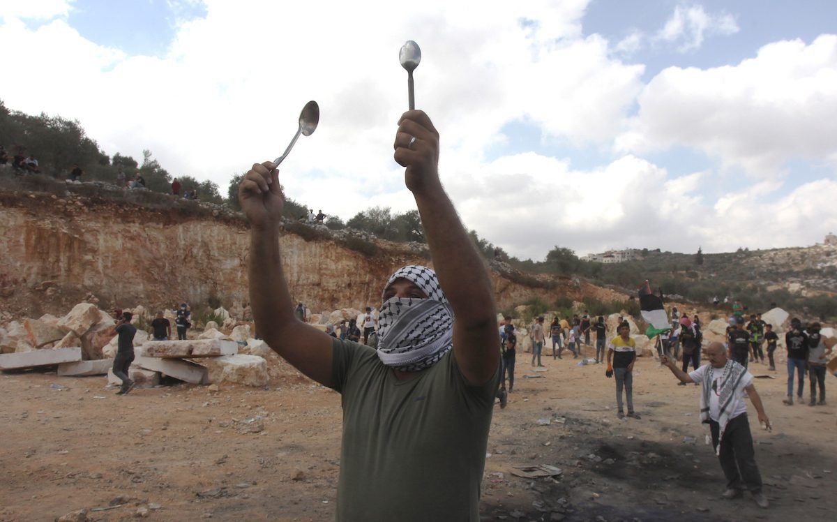 Palestinos protestam em solidariedade aos prisioneiros em greve de fome nas cadeias de Israel, em Nablus, Cisjordânia ocupada, 10 de setembro de 2021 [Nedal Eshtaya/Agência Anadolu]
