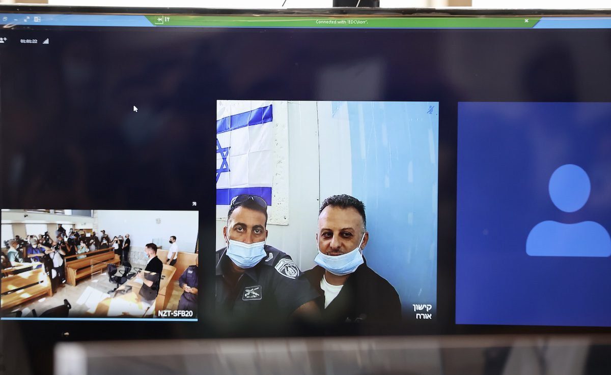 Audiência de Zakaria Zubeidi, Mahmoud al-Arida, Yakub Qaderi e Mohammad Al-Arida, realizada via videoconferência, em Nazaré, 19 de setembro de 2021; os seis palestinos escaparam do presídio de segurança máxima de Gilboa em 6 de setembro [Mostafa Alkharouf/Agência Agency]
