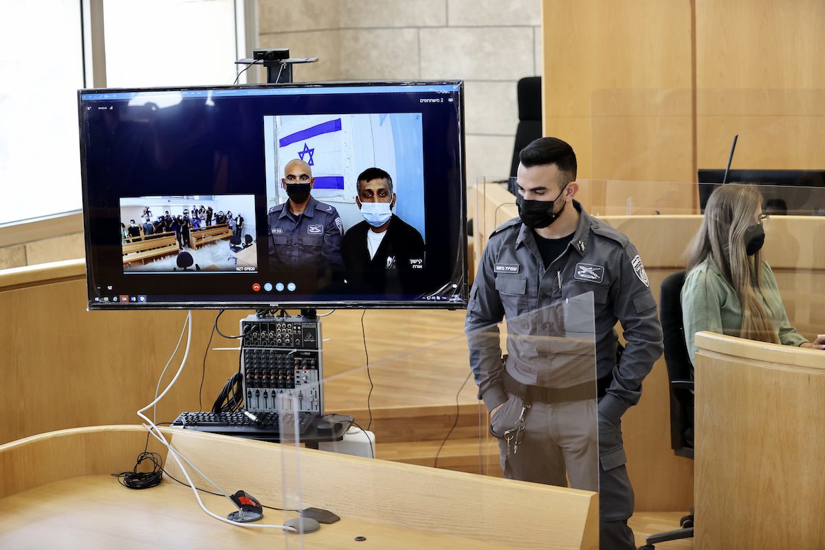 A audiência de Zakaria Zubeidi, Mahmoud al-Arida, Yakub Qaderi e Mohammad Al-Arida foi realizada através de videoconferência em Nazaré, Israel, em 19 de setembro de 2021. Seis detentos palestinos haviam fugido da prisão de alta segurança Gilboa, no norte de Israel, em 6 de setembro. [Mostafa Alkharouf/Agência Anadolu]