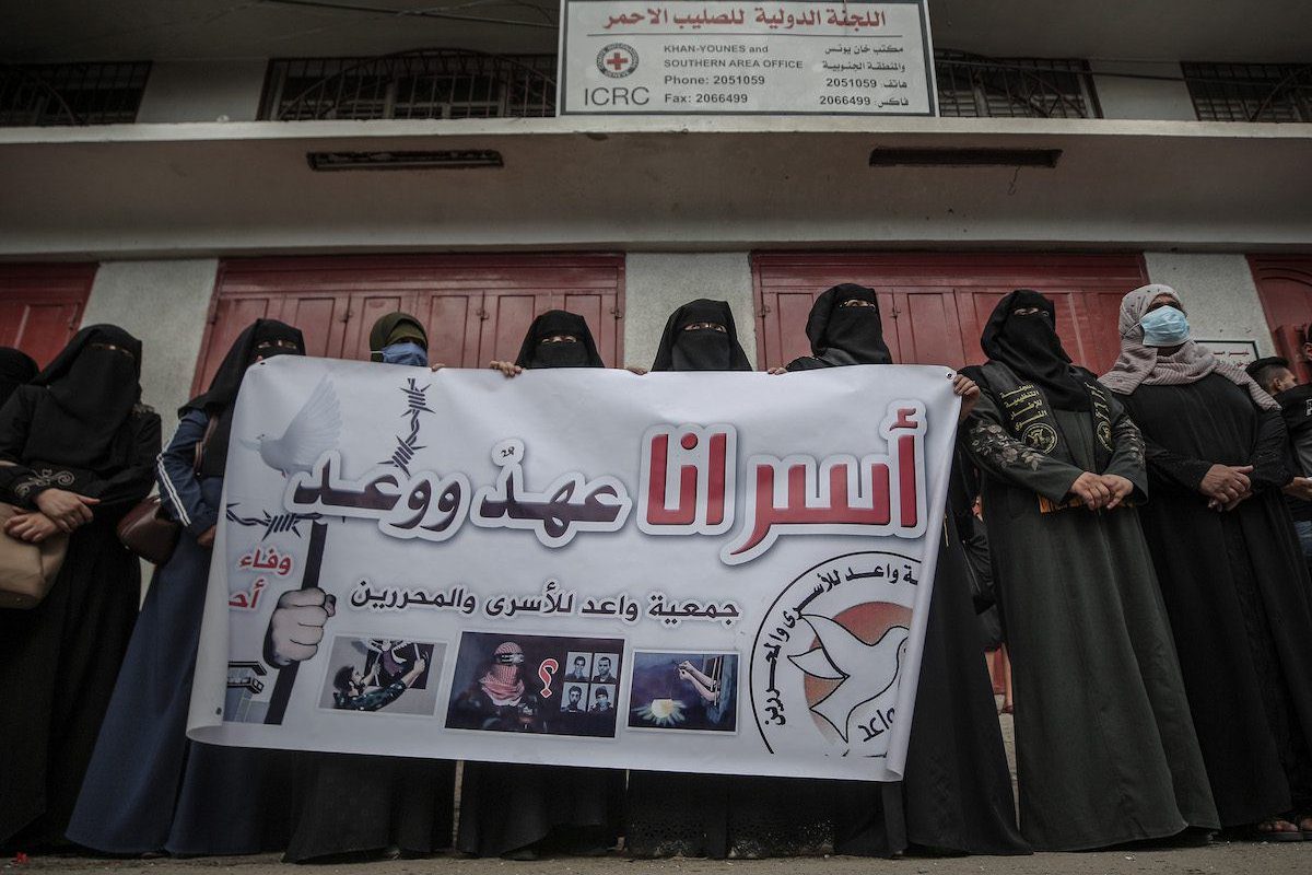 Membros do movimento de Jihad Islâmica marcham pelo campo de refugiados de Khan Yunis em solidariedade aos prisioneiros palestinos nas cadeias israelenses, no sul da Faixa de Gaza, em 27 de setembro de 2021 [Ali Jadallah/Agência Anadolu]