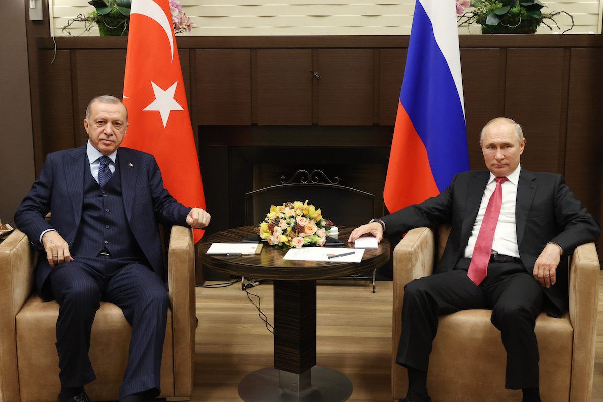 O presidente turco, Recep Tayyip Erdogan (esq.), se reúne com o presidente russo, Vladimir Putin, na Residência Oficial Russa da Presidência em Sochi, Rússia, em 29 de setembro de 2021 [Mustafa Kamacı/Agência Anadolu]