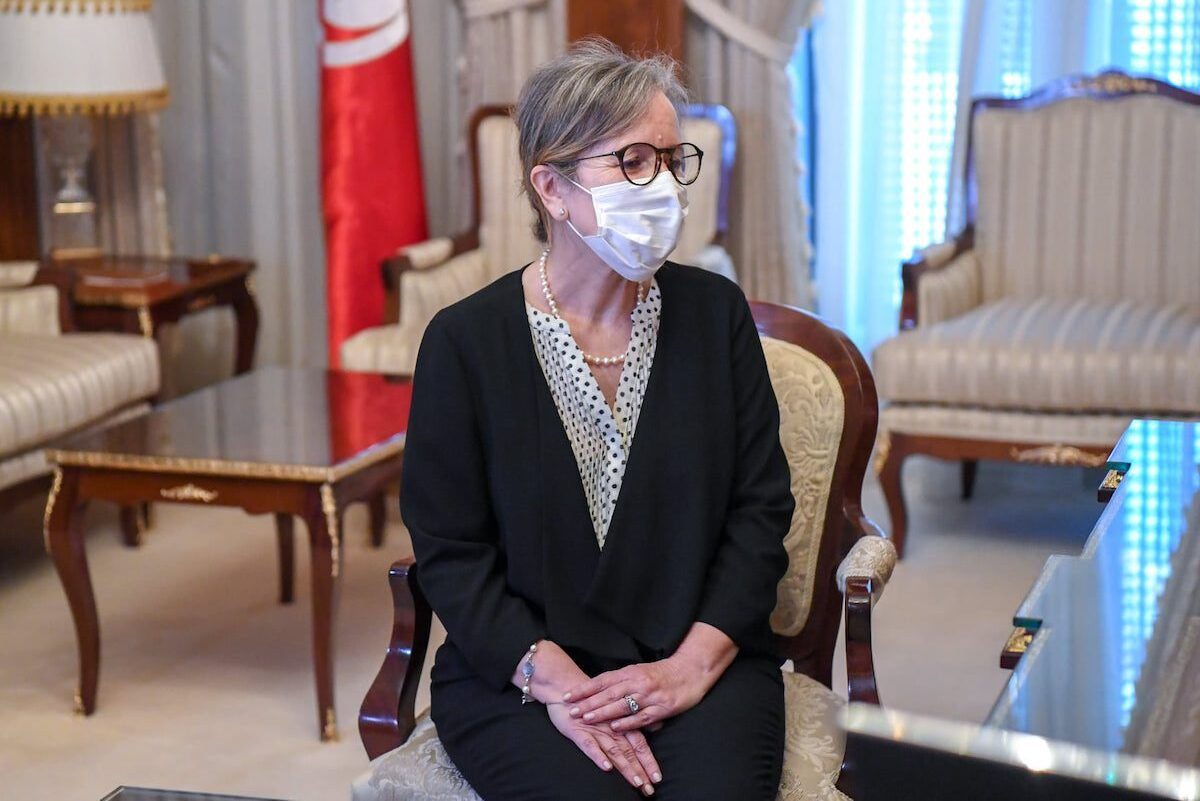 O presidente tunisiano, Kais Saied, recebe Najla Bouden, que foi designada para formar um novo governo, em Tunis, Tunísia, em 29 de setembro de 2021 [Presidência tunisiana/Agência Anadolu]