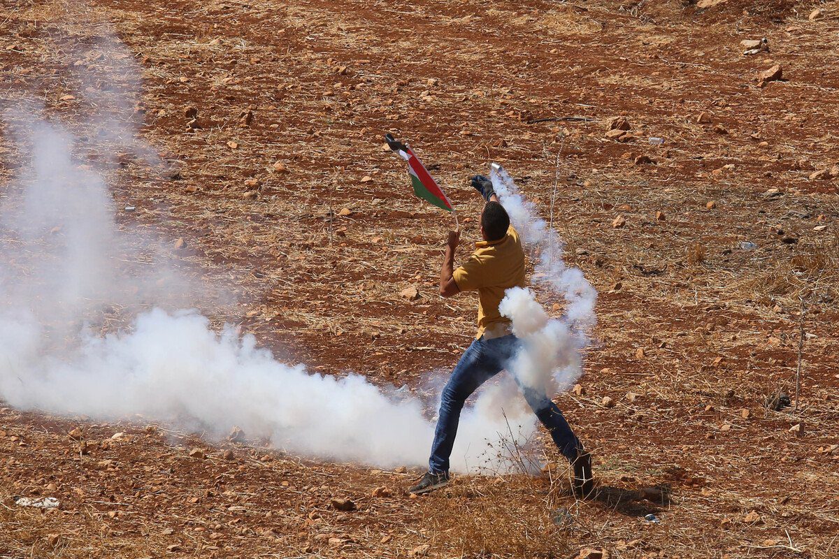 Manifestantes palestinos respondem às intervenções de soldados israelenses nos palestinos que protestam contra a construção de assentamentos judeus na aldeia Beita de Nablus, Cisjordânia, em 1º de outubro de 2021 [Nedal Eshtayah/ Agência Anadolu]
