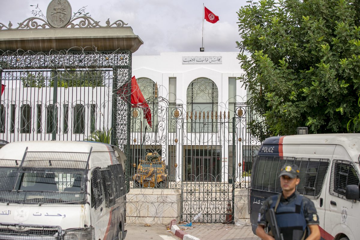 Forças de segurança guardam entrada do Parlamento da Tunísia, em Túnis, 1° de outubro de 2021 [Yassine Gaidi/Agência Anadolu]
