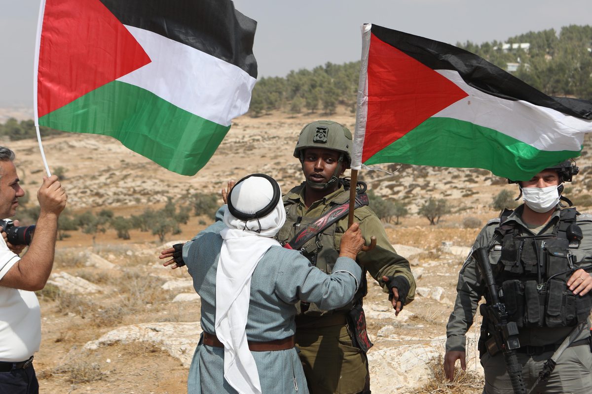 Soldados israelenses bloqueiam estradas em meio a protestos palestinos contra a expansão de assentamentos ilegais nos arredores de Yatta, perto de Hebron (Al-Khalil), Cisjordânia ocupada, 2 de outubro de 2021 [Mamoun Wazwaz/Agência Anadolu]
