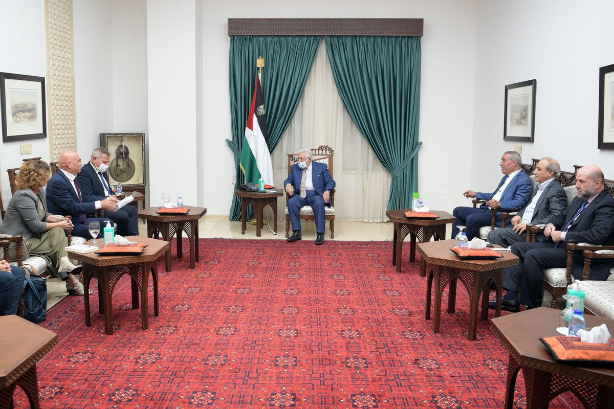 O presidente palestino, Mahmoud Abbas (centro), encontra-se com o ministro da Saúde israelense, Nitzan Horowitz (3º à esq.), e o ministro de Cooperação Regional de Israel, Issawi Frej (2º à esq.), na residência presidencial em Ramallah, Cisjordânia, em 4 de outubro de 2021 [Presidência Palestina/Agência Anadolu]
