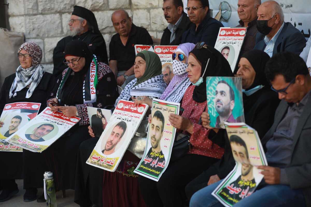 Os habitantes de Gaza fazem uma manifestação em apoio aos prisioneiros palestinos em prisões israelenses na Cidade de Gaza, Gaza, em 5 de outubro de 2021 [Issam Rimawi/Agência Anadolu]
