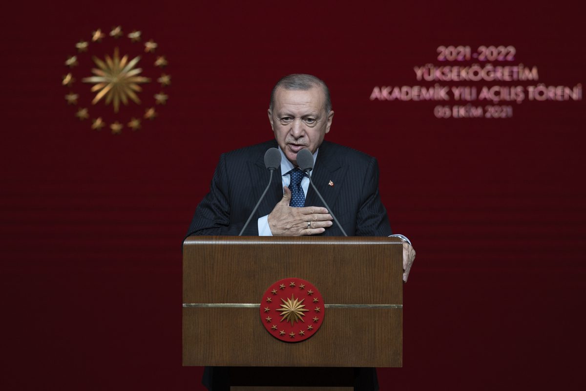 Presidente da Turquia Recep Tayyip Erdogan durante cerimônia de abertura do Ano Acadêmico 2021-2022, no Centro Cultural e Congresso Nacional de Bestepe, em Ancara, Turquia, 5 de outubro de 2021 [Ali Balikçi/Agência Anadolu]