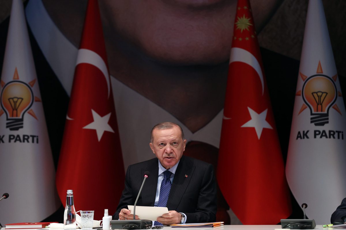 Presidente turco e líder do Partido da Justiça e Desenvolvimento (AK) Recep Tayyip Erdogan preside a reunião do Conselho Executivo e de Decisão Central do Partido AK (MKYK) em Ancara, Turquia, em 5 de outubro de 2021. [Murat Kula - Agência Anadolu]