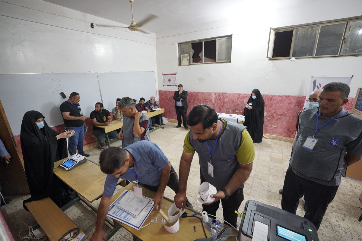 Escriturários começam a contar votos após a “votação especial” para as forças de segurança, deslocados e prisioneiros terminar dois dias antes de o resto da nação votar nas eleições parlamentares em Bagdá, Iraque, em 8 de outubro de 2021 [Murtadha Al-Sudani/Agência Anadolu]