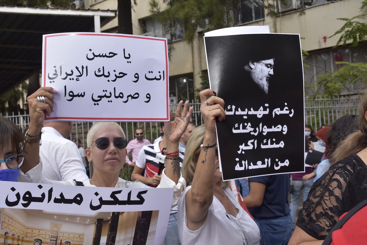 Protesto exige justiça pela explosão no porto de Beirute, em frente ao Palácio da Justiça, na capital libanesa, em 13 de outubro de 2021 [Mahmut Geldi/Agência Anadolu]
