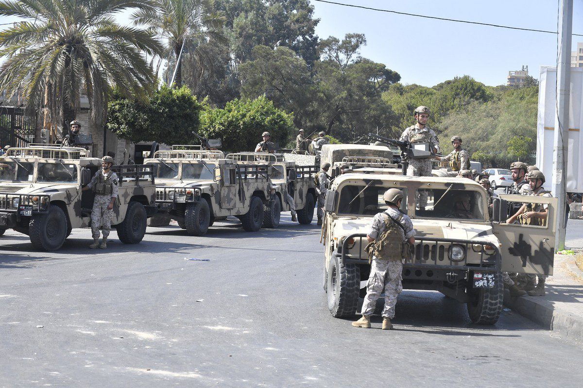 Forças de segurança libanesas tomam medidas perto do local após um tiroteio no distrito de Tayouneh de Beirute, Líbano, em 14 de outubro de 2021 [Hussam Shbaro/Agência Anadolu]

