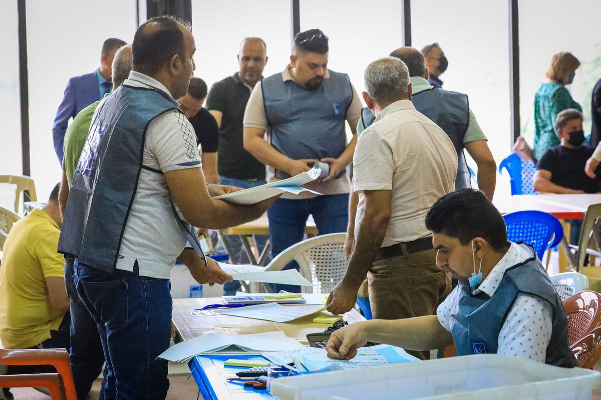 Funcionários da comissão eleitoral contam os votos após as eleições em Bagdá, Iraque, em 14 de outubro de 2021 [Murtadha Al-Sudani/Agência Anadolu]
