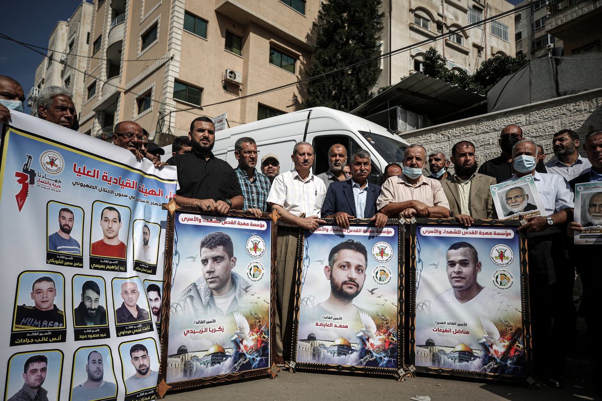 Os habitantes de Gaza fazem uma manifestação em apoio aos prisioneiros palestinos em prisões israelenses na Cidade de Gaza, Gaza, em 14 de outubro de 2021 [Ali Jadallah/Agência Anadolu]
