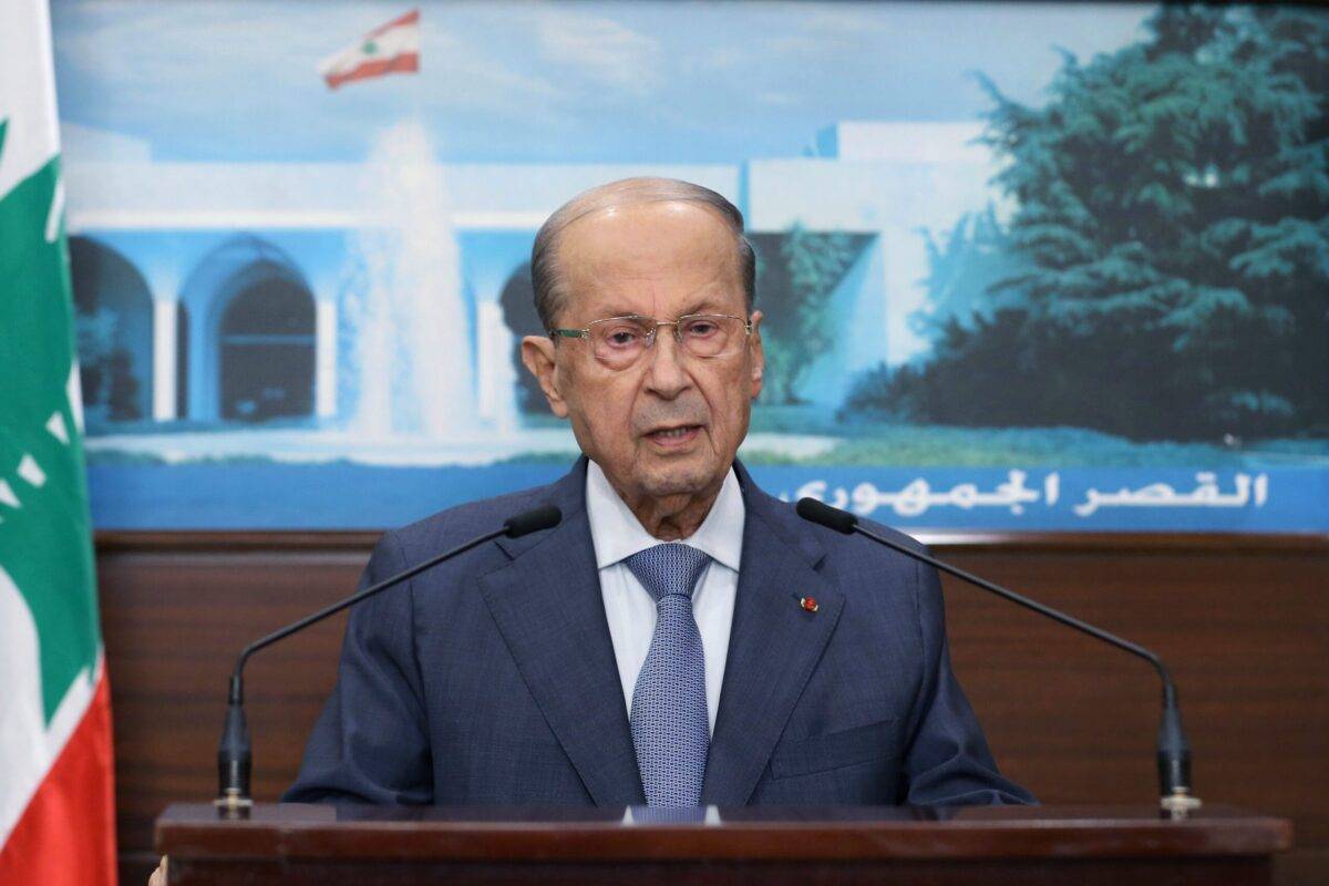 O presidente do Líbano, Michel Aoun, dirige-se à nação a respeito dos tiroteios mortais em Beirute, Líbano, em 14 de outubro de 2021 [Presidência libanesa/Handout] 
