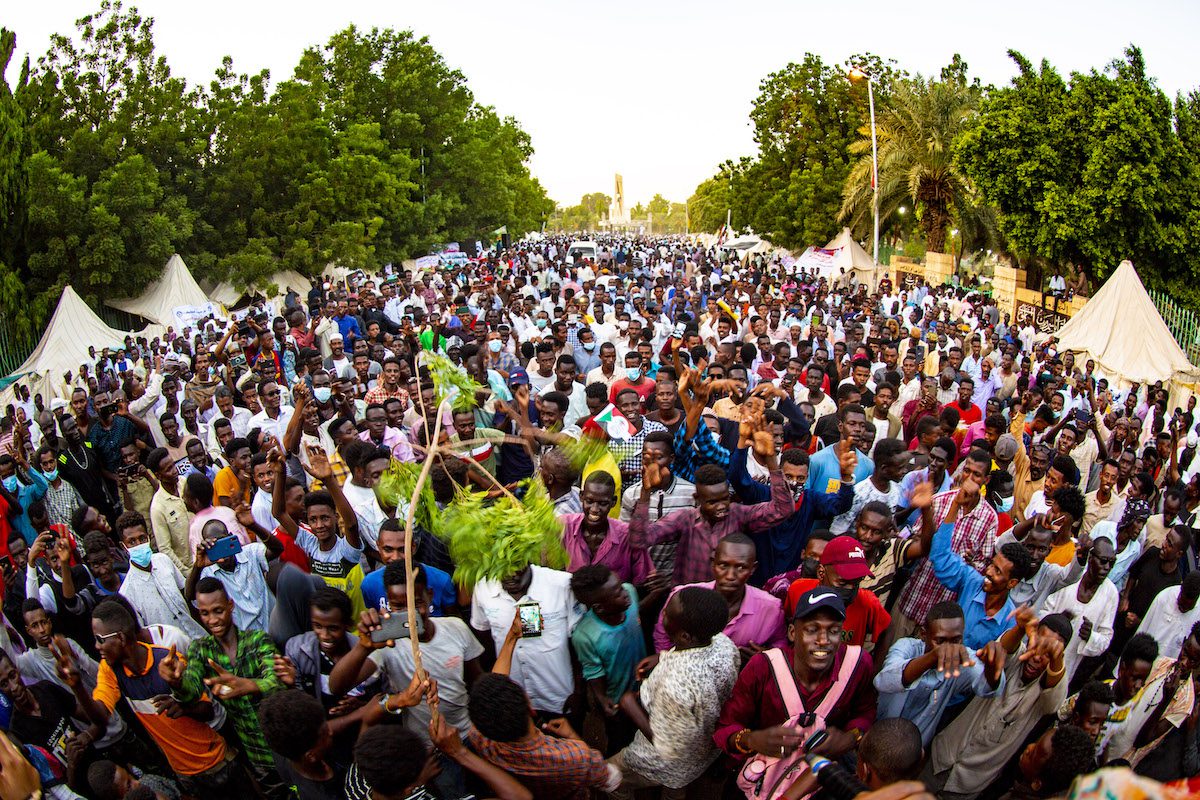Os manifestantes sudaneses participam de uma concentração exigindo a dissolução do governo por causa das más condições de vida, fora do palácio presidencial na capital sudanesa, Cartum, em 18 de outubro de 2021 [Mahmoud Hjaj - Agência Anadolu]
