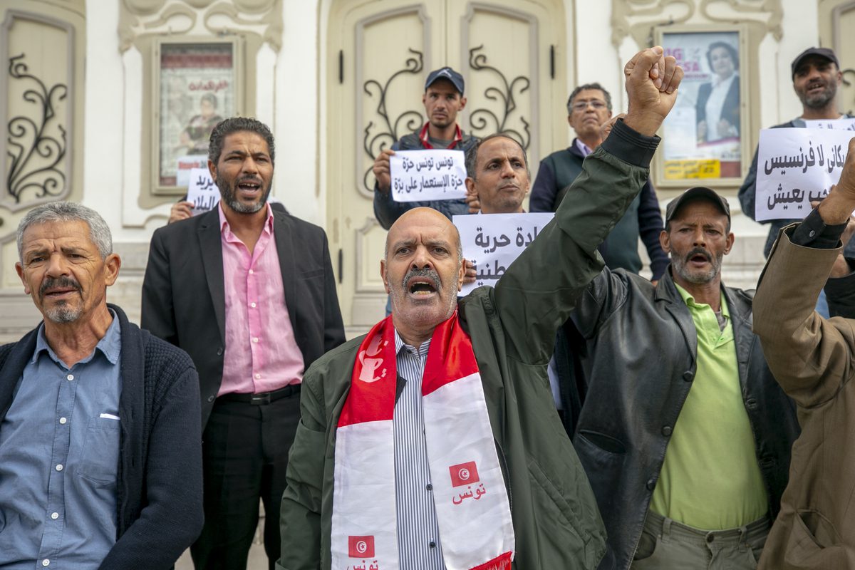 Um grupo de pessoas se reúne para protestar contra o presidente tunisiano, Kais Saied, em Túnis, Tunísia, em 19 de outubro de 2021 [Yassine Gaidi/Agência Anadolu]

