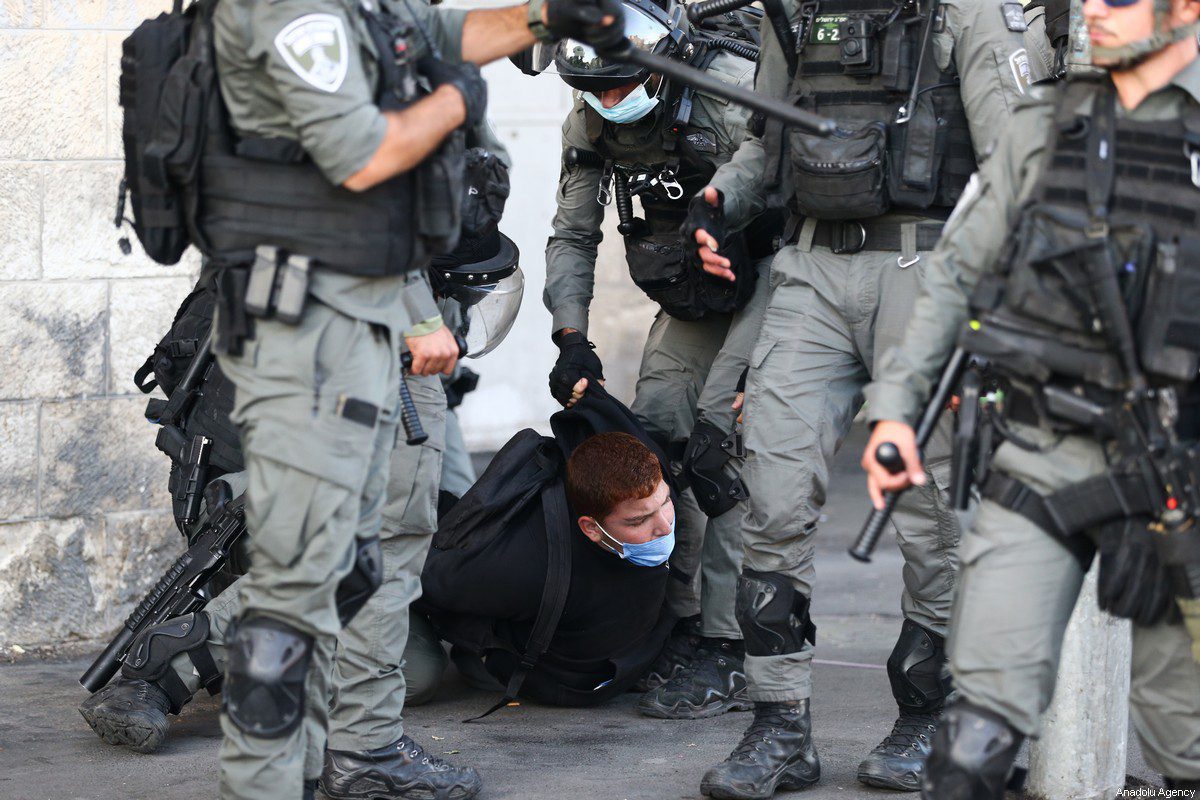 Polícia israelense aborda um homem palestino em Jerusalém Oriental, 19 de outubro de 2021 [Mostafa Alkharouf/Agência Anadolu]
