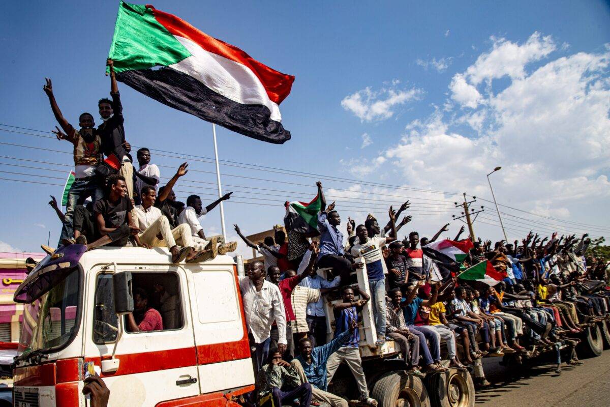 Manifestação em apoio ao atual governo civil em Khartoum, Sudão, em 21 de outubro de 2021 [Mahmoud Hjaj/Agência Anadolu]
