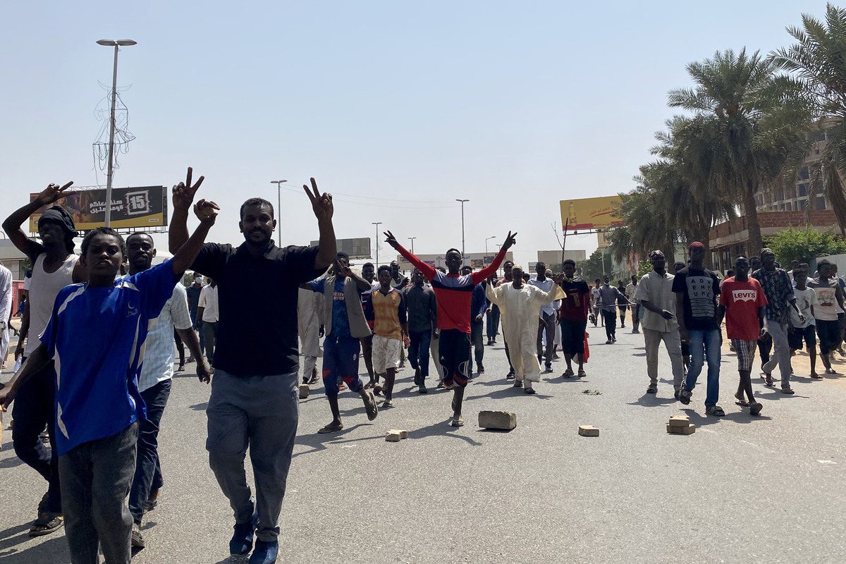O povo sudanês toma as ruas após a tentativa de "golpe militar" em Cartum, Sudão, em 25 de outubro de 2021 [Ömer Erdem/Agência Anadolu]

