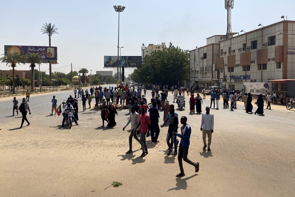 Povo sudanês toma as ruas após a tentativa de 'golpe militar' em Cartum, Sudão, em 25 de outubro de 2021 [Ömer Erdem/Agência Anadolu]
