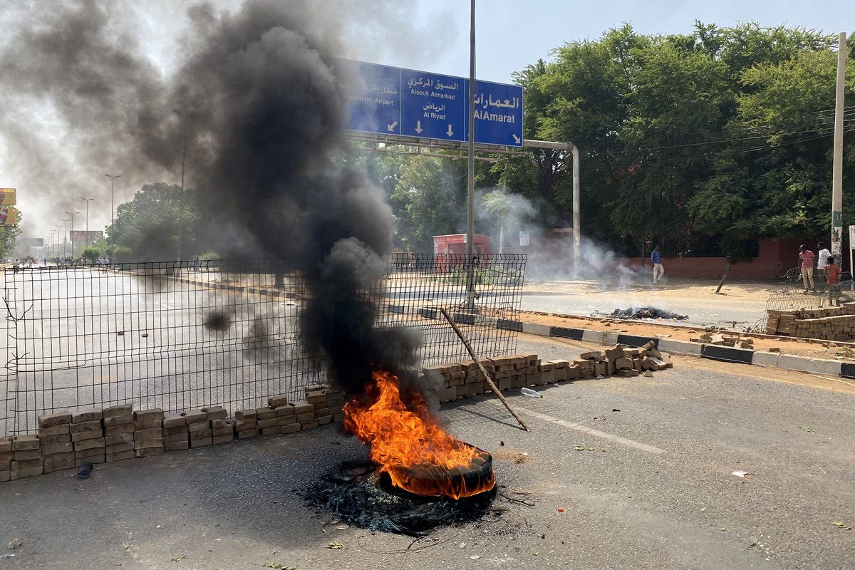 Povo sudanês tomam as ruas após a tentativa de 'golpe militar' em Cartum, Sudão, em 25 de outubro de 2021 [Ömer Erdem/Agência Anadolu]
