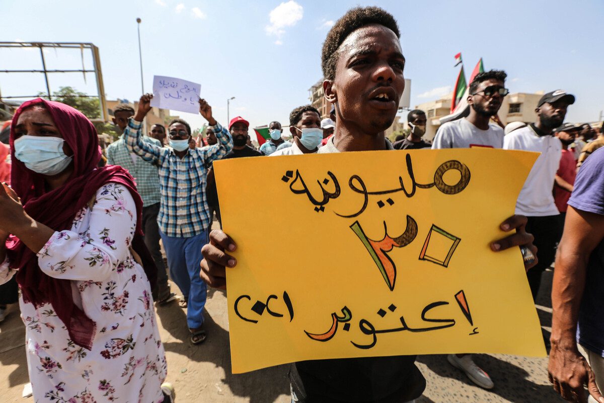 Protesto contra o golpe militar em Cartum, capital do Sudão, 30 de outubro de 2021 [Mahmoud Hjaj/Agência Anadolu]
