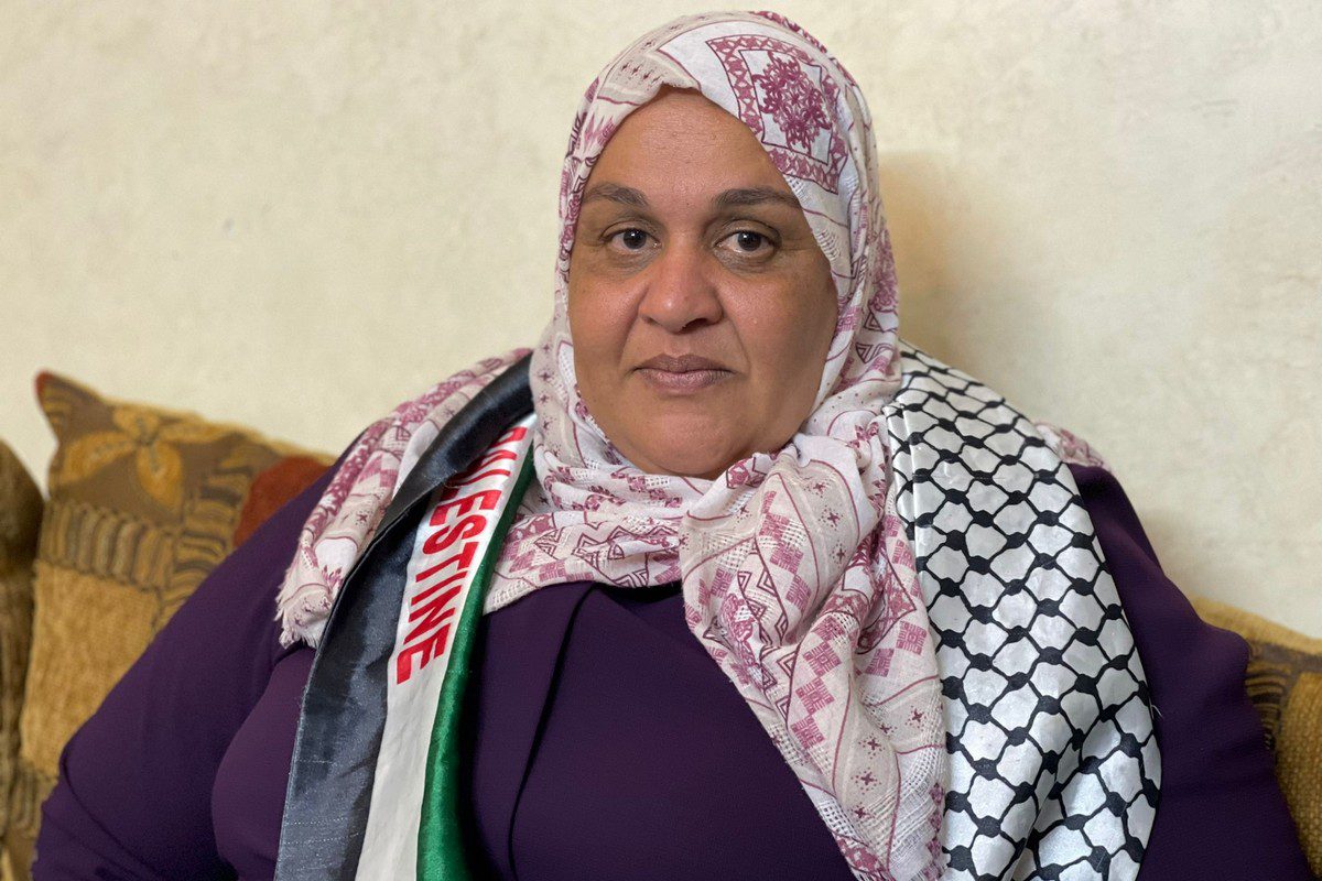 Libertado por Israel em depois de cumprir seis anos de prisão, o prisioneiro palestino libertado Nisreen Abu Kamil aguarda permissão para entrar na Faixa de Gaza, em Hebron, Cisjordânia, em 18 de outubro de 2021 [Hisham KK Abu Shaqra / Agência Anadolu]