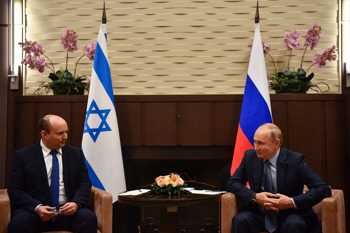 O presidente russo, Vladimir Putin (dir.), fala com o primeiro-ministro israelense, Naftali Bennett, durante sua reunião, em Sochi, Rússia, em 22 de outubro de 2021 [Yevgeny Biyatov/Sputnik/AFP/Getty Images]
