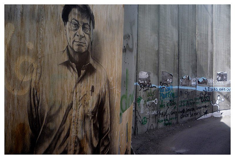  Grafite de Mahmoud Darwish na barreira de parede de Belém, Palestina [simetria_mente/Flickr]
