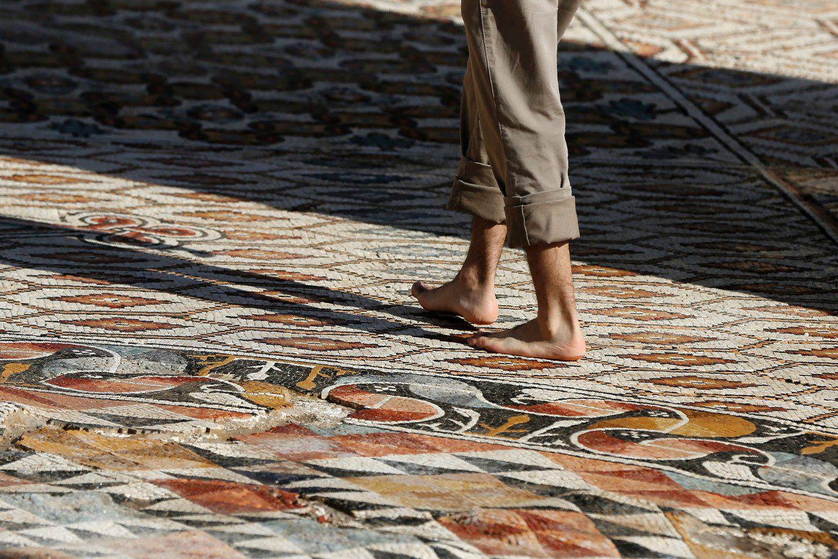 Um homem caminha no sítio arqueológico do Palácio de Hisham, na cidade de Jericó, na Cisjordânia, em 20 de outubro de 2016 [Abbas Momani/AFP/Getty Images]
