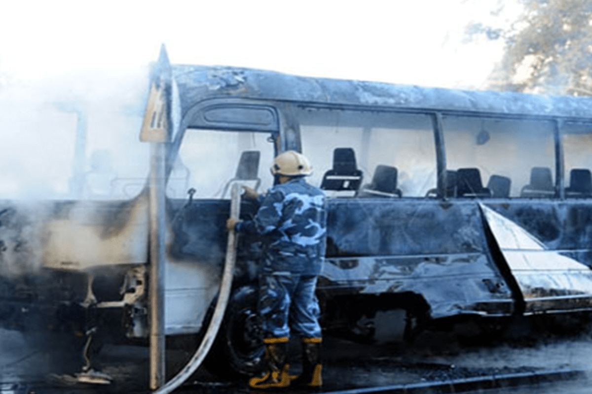 Ônibus do exército foi alvo de explosivos sob a ponte Al-Rais, em 20 de outubro de 2021, em Damasco, Síria [Sana]