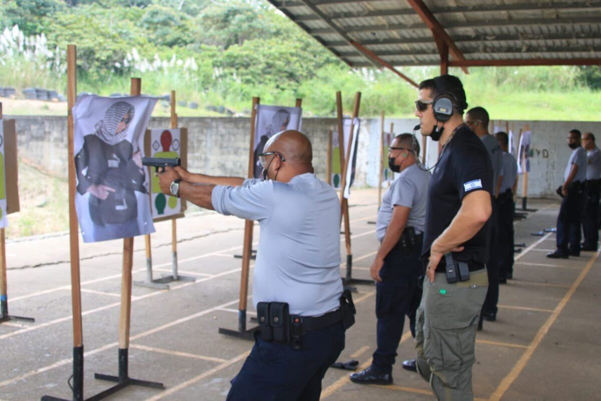Integrante da polícia de choque do Panamá monta guarda durante um protesto em frente à Assembleia Nacional, na Cidade do Panamá, em 23 de setembro de 2021 [Rogelio Figueiroa/ AFP via Getty Images]