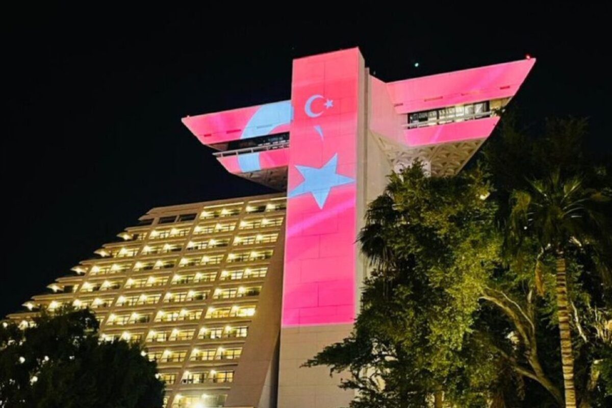 O Sheraton Hotel em Doha iluminado com as cores da bandeira turca na quinta-feira, dia 29 de outubro, marca o 98º aniversário da República Turca [@MarsalQatar_EN/Twitter]

