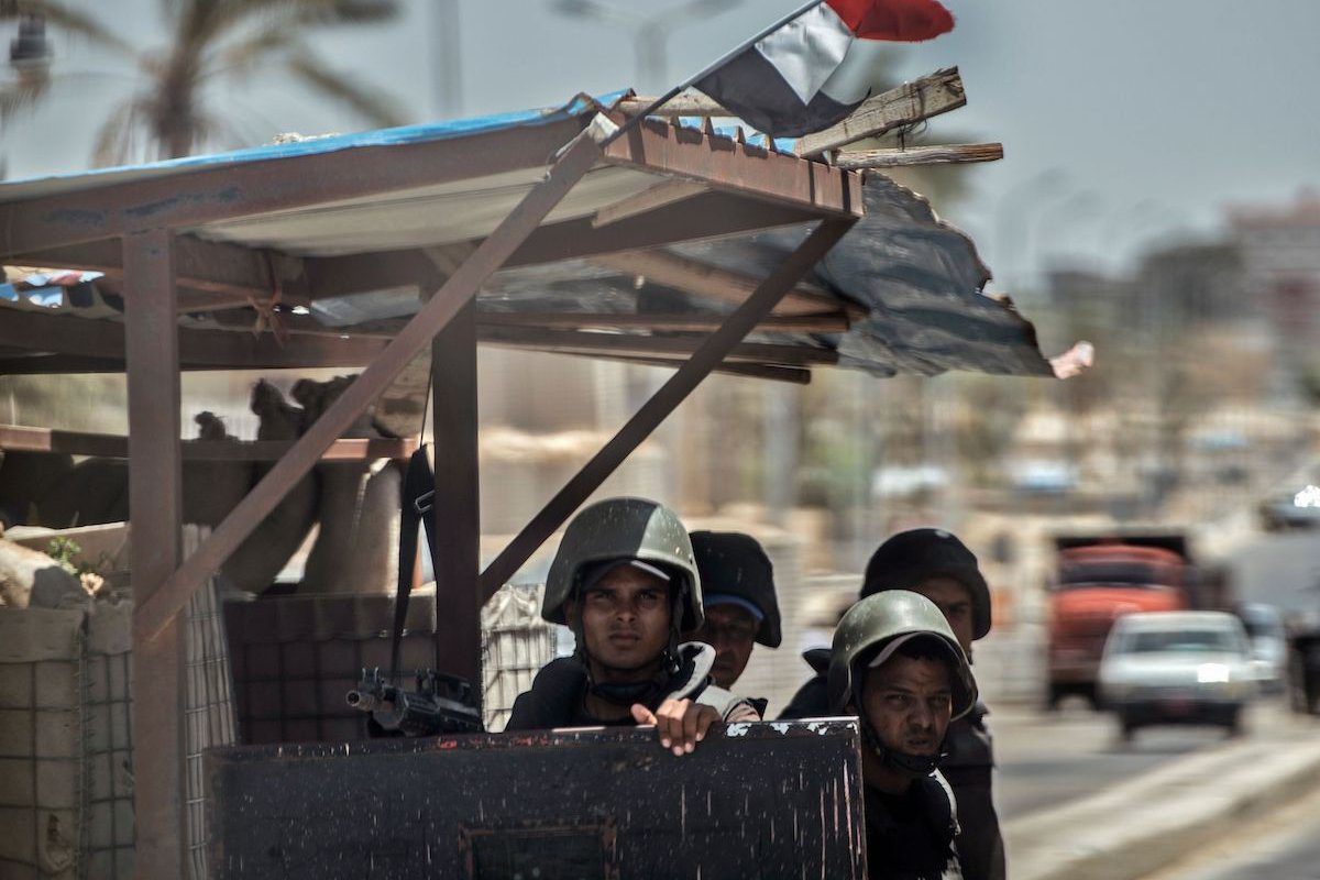 Policiais egípcios montam guarda, 6 de julho de 2018 [KHALED DESOUKI/AFP via Getty Images]
