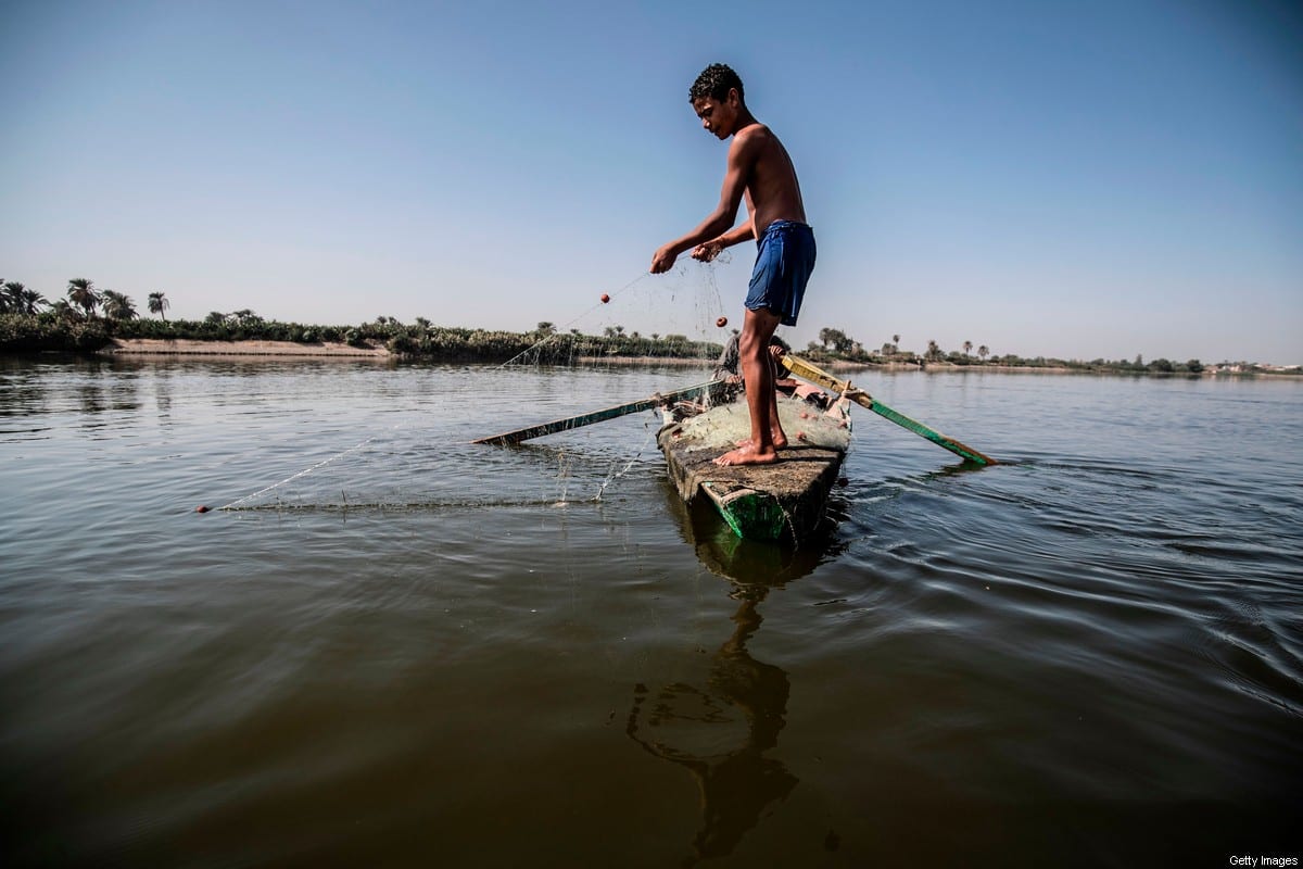 Um jovem pescador egípcio puxa sua rede no rio Nilo, ao sul da capital egípcia Cairo, em 13 de novembro de 2019 [KHALED DESOUKI/AFP/Getty Images]
