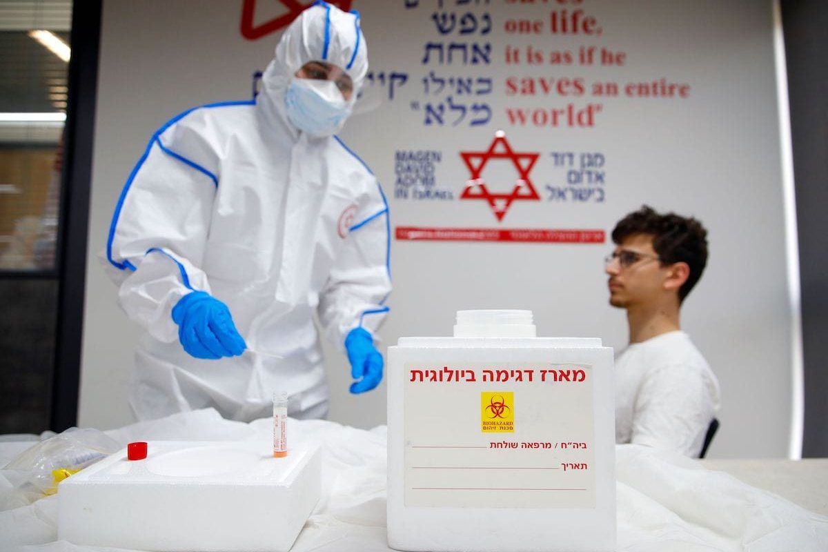 Paramédicos em um hospital israelense da cidade central de Kiryat Ono, em 26 de fevereiro de 2020 [JACK GUEZ/AFP via Getty Images]