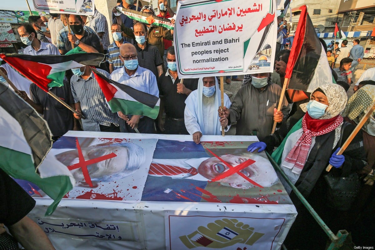 Palestinos protestam contra normalização com Israel, em Gaza, 15 de setembro de 2020 [SAID KHATIB/AFP/Getty Images]