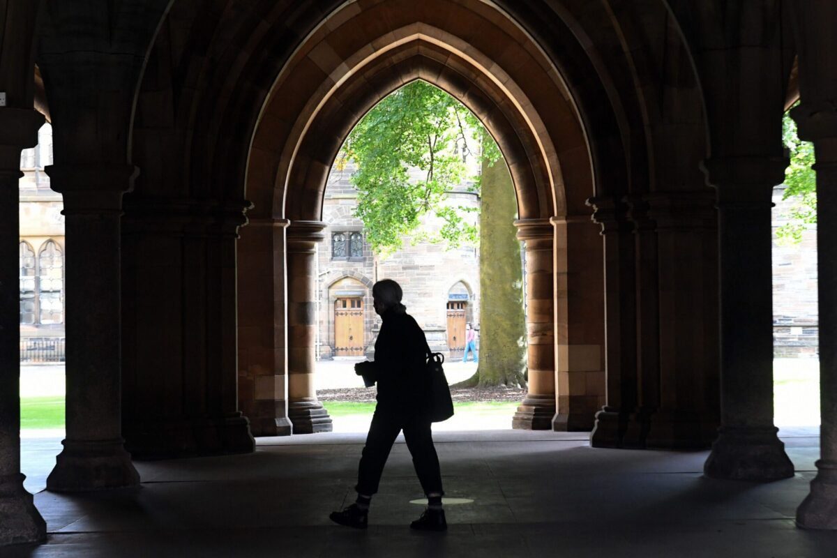 Um estudante entra no campus do complexo universitário de Glasgow, Glasgow, Escócia, em 24 de setembro de 2020 [Andy Buchanan/AFP via Getty Images]
