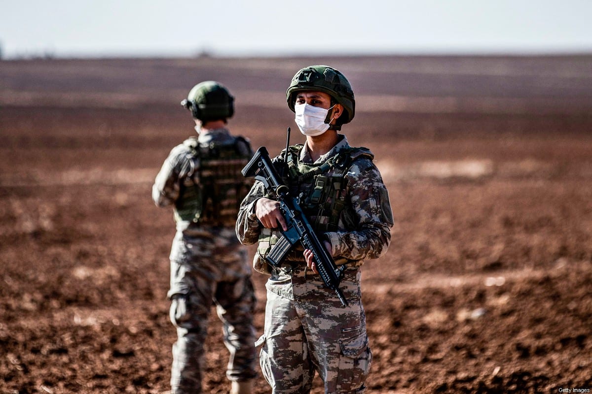 Soldados turcos montam guarda durante uma patrulha conjunta russo-turca na zona rural oriental da cidade de Darbasiyah, perto da fronteira com a Turquia, na província de Hasakah, no nordeste da Síria, em 7 de dezembro de 2020 [Delil Souleiman/AFP via Getty Images]