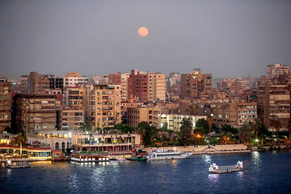 Superlua sobre a paisagem do Cairo, capital do Egito, 24 de junho de 2021 [KHALED DESOUKI/AFP via Getty Images]