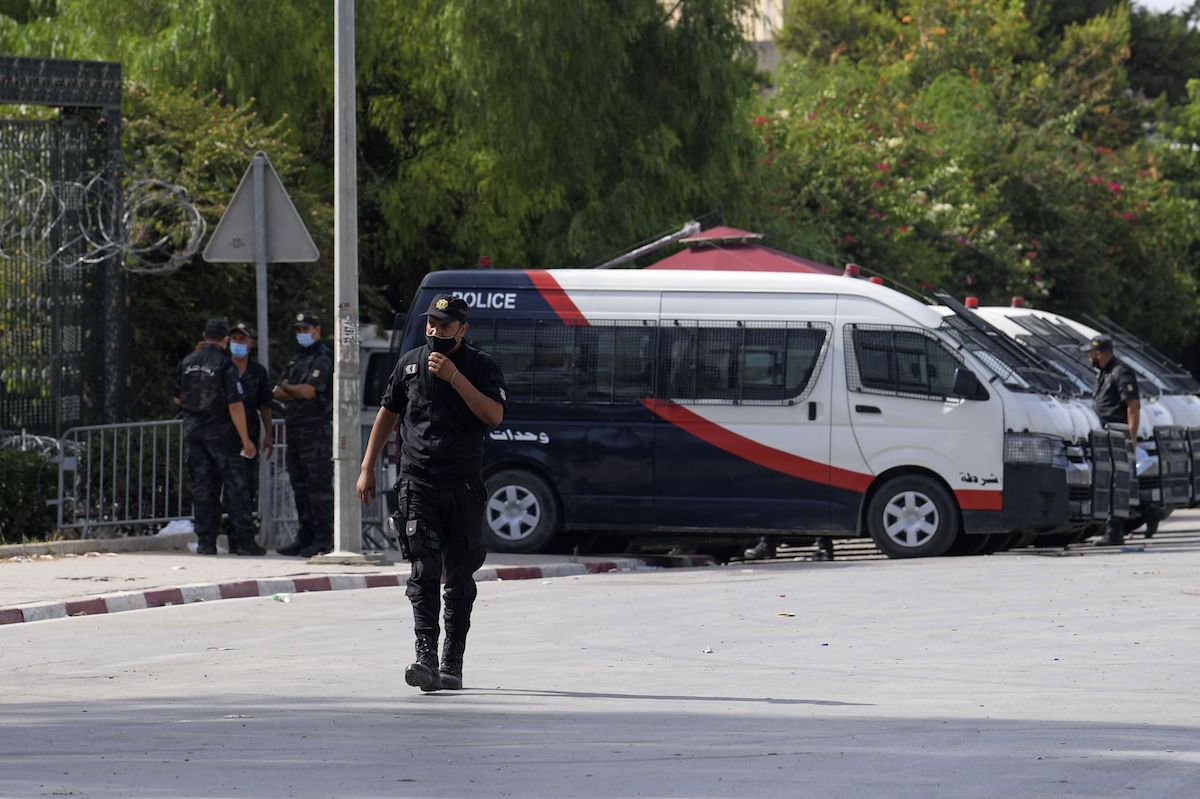 Polícia tunisiana monta guarda em frente ao parlamento, em Túnis, 27 de julho de 2021 [FETHI BELAID/AFP via Getty Images]