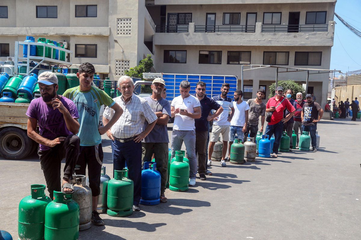 Libaneses fazem fila em frente a um posto de gasolina em Beirute, 24 de agosto de 2021 [Hasan Shaaban/Bloomberg/Getty Images]

