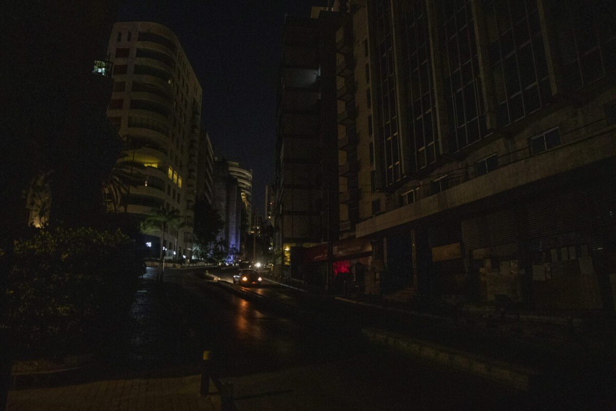 Uma rua na escuridão durante um corte de energia à noite em Beirute, Líbano, em 7 de setembro de 2021 [Francesca Volpi / Bloomberg via Getty Images]